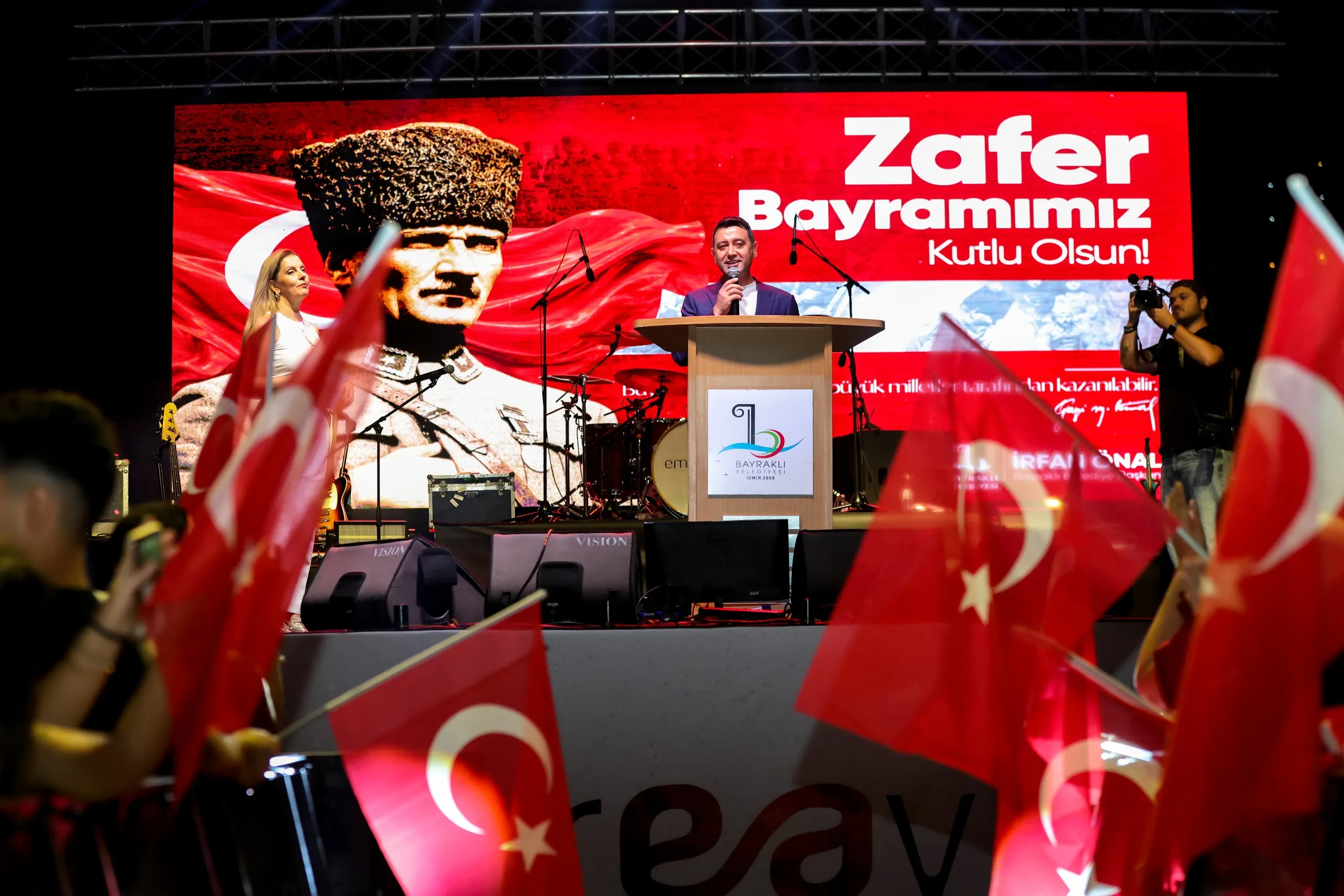 BAYRAKLIâDA 30 AÄUSTOS COÅKUSU EMRE AYDINâLA SAHÄ°LE TAÅTI (13)-1788042617973.webp